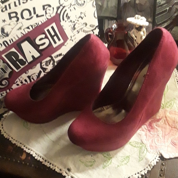 1 FREE with purchase -NWB Brash Maroon Wedges 6.5 - Picture 8 of 8